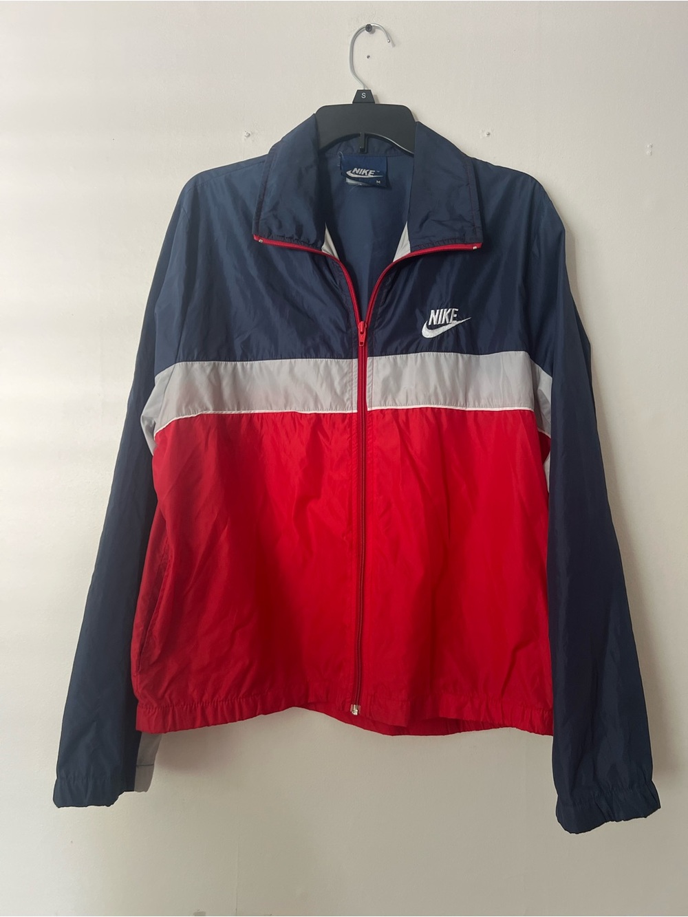 Nike Men’s activewear Navy Red and Gray Colorblock Windbreaker Jacket, size M